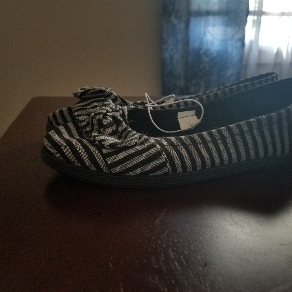 Flat blk and grey flat shoes